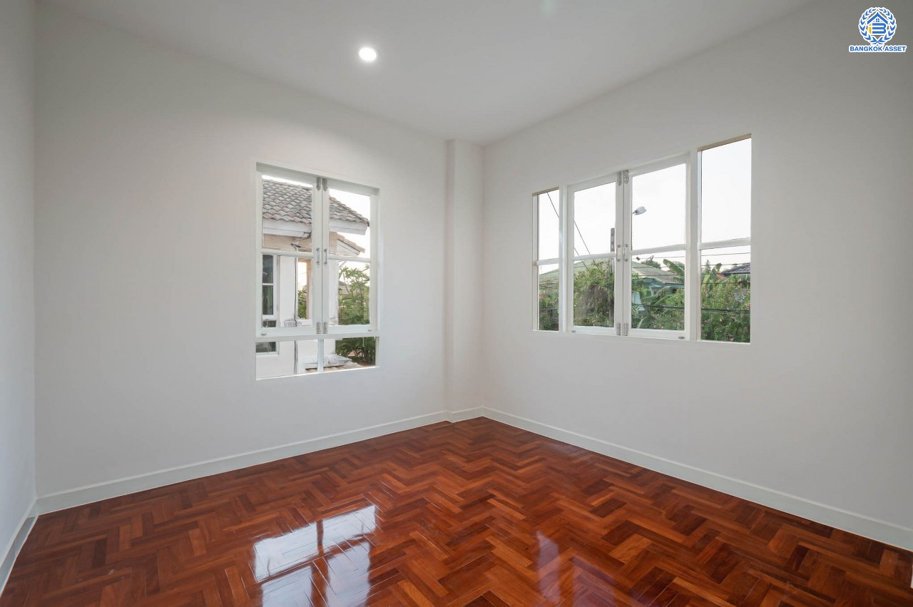 บ้านมือสองตกแต่งใหม่ โครงการ ชลลดา วัดลาดปลาดุก คุณภาพระดับ L&H บนเนื้อที่ 52 ตร.ว. ฟังก์ชัน 3 ห้องนอน 2 ห้องน้ำ 1 ที่จอดรถ สิ่งอำนวยความสะดวกครบครัน บนทำเลศักยภาพ เชื่อมต่อหลายเส้นทาง ใกล้รถไฟฟ้าสายสีม่วง "สถานีคลองบางไผ่" และเซ็นทรัล เวสต์เกต...